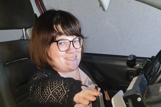 Das Foto zeigt Ines Becke am Steuer ihres umgebauten Autos. 