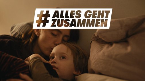 Alles geht zusammen - Familie Eine junge Frau gibt ihrem Kleinkind im Bett einen Gutenachkuss auf die Stirn. Darüber das Logo der Aktion Alles geht zusammen.