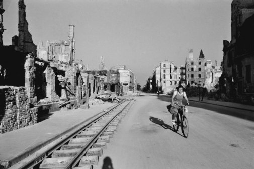 Deutschland Kriegsende Das schwarzweiße Foto zeigt die zerstörte Innenstadt von München am 13.07.1945
