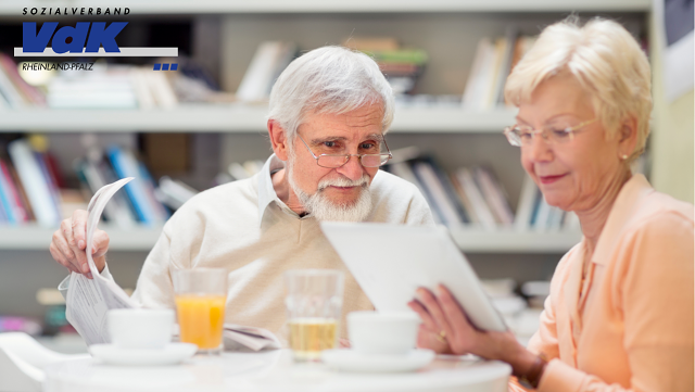 Foto: älteres Ehepaar liest auf einem Tablet