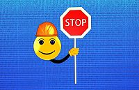 Foto: Smiley mit Bauhelm und Stopzeichen auf blauem Hintergrund