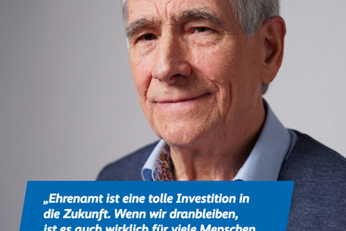 Reinhold Nöth Das Bild zeigt ein Portraitfoto von Reinhold Nöth und das Zitat „Ehrenamt ist eine tolle Investition in die Zukunft. Wenn wir dranbleiben, ist es auch wirklich für viele Menschen eine tolle Hilfe“. Am oberen Bildrand sind das VdK-Logo und das Logo der Aktion Alles geht zusammen.