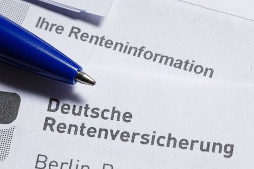 Renteninformation Das Logo der Deutschen Rentenversicherung ist auf Unterlagen zu Renteninformationen zu sehen.