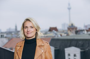 VdK-Präsidentin Verena Bentele, im Hintergrund sieht man den Berliner Fernsehturm