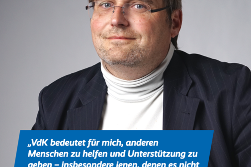 Tobias Lotz Ein Portraitfoto von Tobias Lotz und das Zitat „VdK bedeutet für mich, anderen Menschen zu helfen und Unterstützung zu geben – insbesondere denen, denen es nicht so gut geht.“ Am oberen Bildrand stehen das VdK-Logo und das Logo der Aktion Alles geht zusammen.
