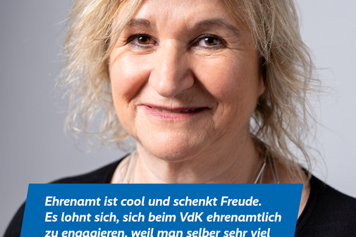 Petra Mack Das Bild zeigt ein Portraitfoto von Petra Mack und das Zitat „Ehrenamt ist cool und schenkt Freude. Es lohnt sich, sich beim VdK ehrenamtlich zu engagieren, weil man selber sehr viel zurückbekommt“. Am oberen Bildrand sind das VdK-Logo und das Logo der Aktion Alles geht zusammen.