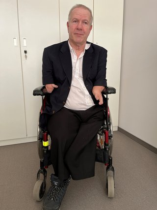 Uwe Adamczyk in seinem Rollstuhl