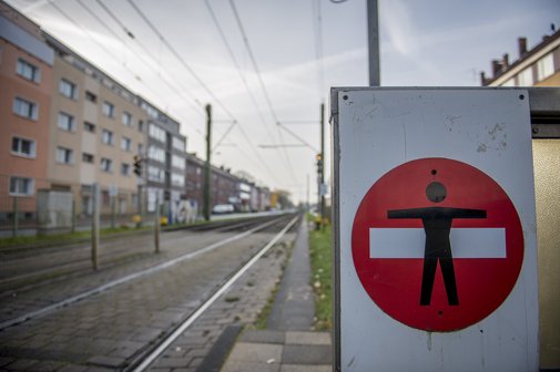 Barrieren in Deutschland Warnschild an der U79 Haltestelle "Im Schlenk" in Duisburg - Durchgang für Menschen ist hier verboten
