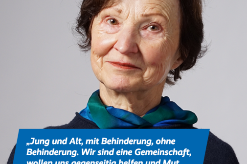 Ursula Ertl Ein Portraitfoto von Ursula Ertl und das Zitat „Jung und Alt, mit Behinderung oder ohne – wir sind eine Gemeinschaft, die sich gegenseitig hilft und Mut macht.“ Am oberen Bildrand stehen das VdK-Logo und das Logo der Aktion Alles geht zusammen.