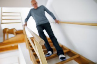  Symbolfoto zum Thema Unfallgefahr im Haushalt. Ein alter Mann geht eine steile Treppe hinunter. 