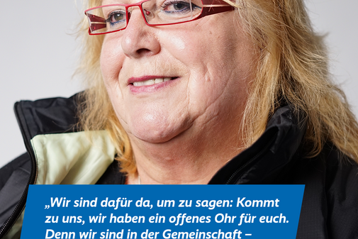 Anke Achtert, Niedersachsen-Bremen Das Plakatmotiv zeigt am oberen Rand das Logo der Aktion "Alles geht zusammen" und das VdK-Logo, darunter ein großes Portraitfoto von Anke Achtert und das Zitat „Wir sind dafür da, um zu sagen: Kommt zu uns, wir haben ein offenes Ohr für euch. Denn wir sind in der Gemeinschaft – und man fühlt sich nicht allein.“