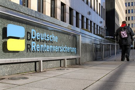 Deutsche Rentenversicherung - Erwerbsminderungsrente Eine Frau an Gehhilfen auf dem Weg zur Deutschen Rentenversicherung Berlin-Brandenburg, Standort Berlin.