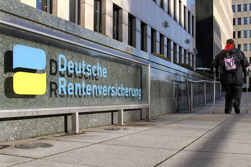 Deutsche Rentenversicherung - Erwerbsminderungsrente Eine Frau an Gehhilfen auf dem Weg zur Deutschen Rentenversicherung Berlin-Brandenburg, Standort Berlin.
