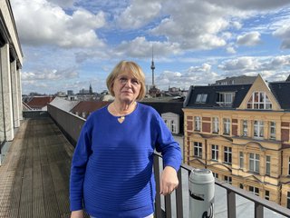 Hannelore Schmolling steht auf der Dachterrasse der VdK-Geschäftsstelle in Berlin.