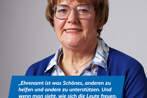 Annegret Herrmann, Bayern Das Plakatmotiv zeigt am oberen Rand das Logo der Aktion "Alles geht zusammen" und das VdK-Logo, darunter ein großes Portraitfoto von Annegret Herrmann und das Zitat „Ehrenamt ist etwas Schönes. Es bedeutet, anderen zu helfen und andere zu unterstützen. Und wenn man sieht, wie sich die Leute freuen, tut es mir gut und ist mir wichtig.“