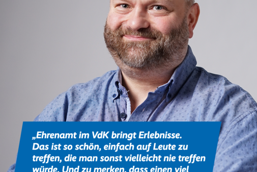 Jörg Stasch Das Bild zeigt ein Portraitfoto von Jörg Stasch und das Zitat "Ehrenamt im VdK bringt Erlebnisse. Das ist so schön, einfach auf Leute zu treffen, die man sonst vielleicht nie treffen würde. Und zu merken, dass einen viel Identisches antreibt." Am oberen Bildrand sind das VdK-Logo und das Logo der Aktion Alles geht zusammen.