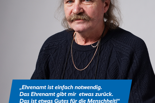 Andreas Lorenz, Bayern Ein Portraitfoto von Andreas Lorenz mit dem Zitat „Ehrenamt ist einfach notwendig. Das Ehrenamt gibt mir etwas zurück. Das ist etwas Gutes für die Menschheit.“, außerdem das VdK-Logo und das Logo der Aktion "Alles geht zusammen".