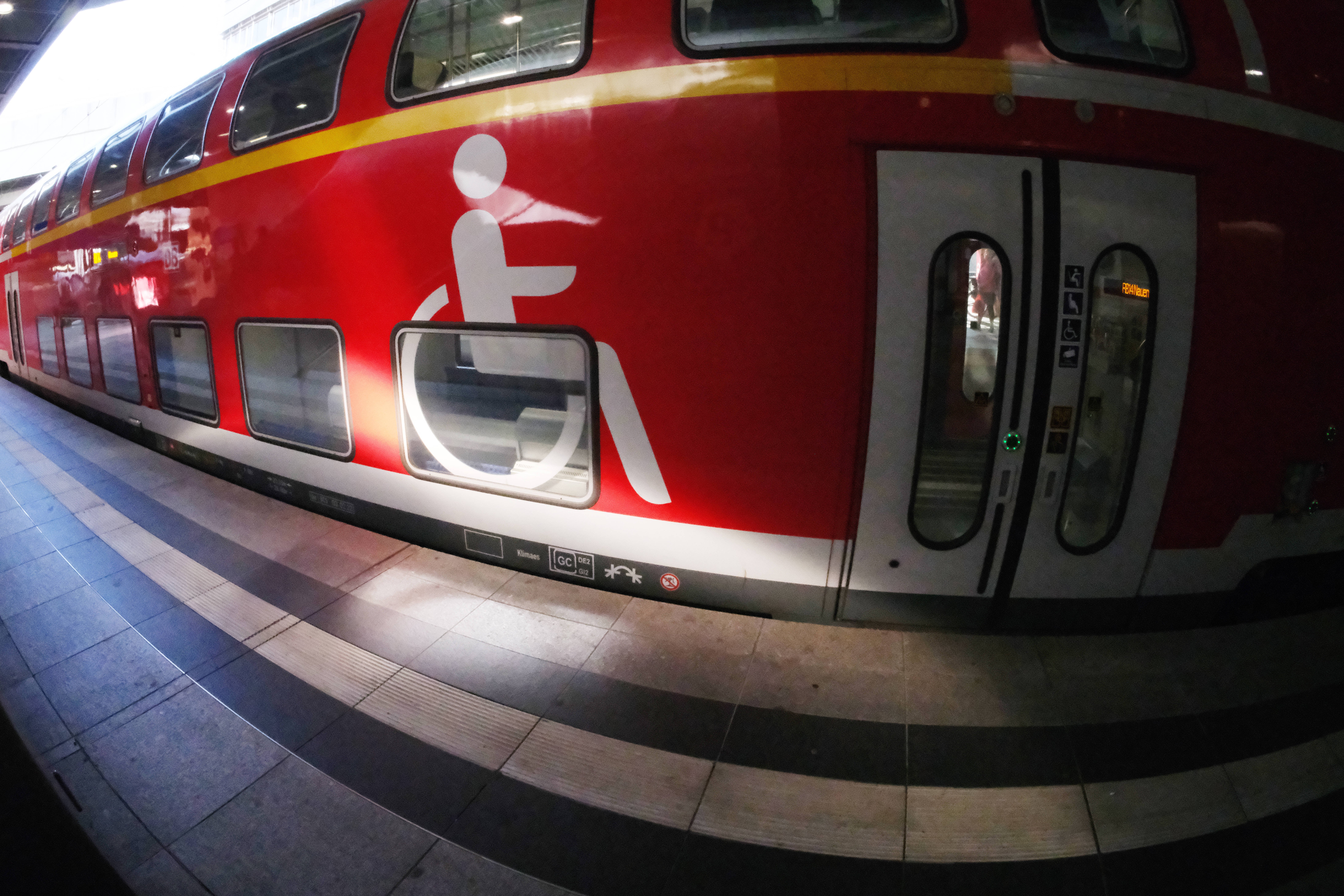 Bahn mit barrierefreiem Abteil Eine Regionalbahn im Bahnhof Südkreuz in Berlin, auf dem Waggon ist ein Rollstuhl-Icon als Zeichen für barrierefreien Waggon angebracht.