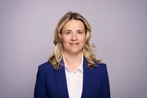 Verena Bentele Das Portraitfoto zeigt Verena Bentele, sie trägt eine weiße Bluse und einen dunkelblauen Blazer