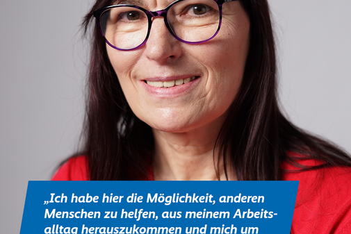Margit Herkert, Bayern Das Plakatmotiv zeigt am oberen Rand das Logo der Aktion "Alles geht zusammen" und das VdK-Logo, darunter ein großes Portraitfoto von Margit Herkert und das Zitat „Ich habe hier die Möglichkeit, anderen Menschen zu helfen, aus meinem Arbeitsalltag herauszukommen und mich um andere, wertvollere Dinge zu kümmern.“