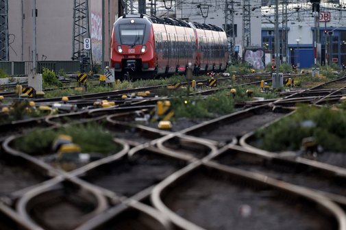 Weichenstellung bei der Rentenpolitik Eine Regionalbahn fährt am Kölner Hauptbahnhof, man sieht zahlreiche Gleise und Weichen der Strecke.
