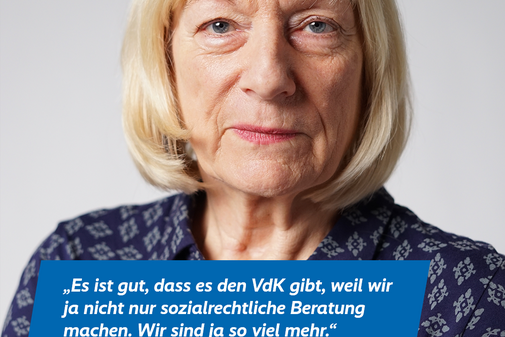 Rosi Kluth-Münch, Niedersachsen-Bremen Das Plakatmotiv zeigt am oberen Rand das Logo der Aktion "Alles geht zusammen" und das VdK-Logo, darunter ein großes Portraitfoto von Rosi Kluth-Münch und das Zitat „Es ist gut, dass es den VdK gibt, weil wir ja nicht nur sozialrechtliche Beratung machen. Wir sind ja so viel mehr.“
