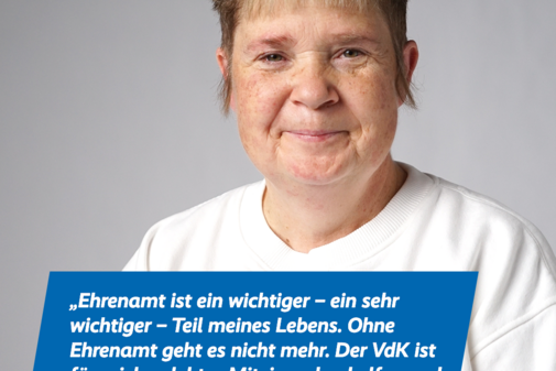 Britt Rotha Das Bild zeigt ein Portraitfoto von Britt Rotha und ihr Zitat "Ehrenamt ist ein wichtiger - ein sehr wichtiger - Teil meines Lebens. Ohne Ehrenamt geht es nicht mehr. Der VdK ist für mich gelebtes Miteinander. Helfen und dabei Freude erleben". Am oberen Bildrand sind das VdK-Logo und das Logo der Aktion Alles geht zusammen.