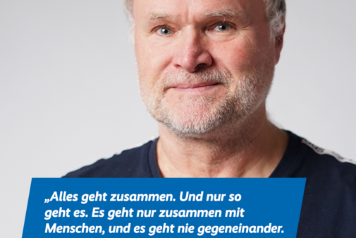 Frank Lauxtermann Das Bild zeigt ein Portraitfoto von Frank Lauxtermann und das Zitat "Alles geht zusammen. Und nur so geht es. Es geht nur zusammen mit Menschen, und es geht nie gegeneinander. Es geht zusammen, weil es auch zusammengehört.". Am oberen Bildrand sind das VdK-Logo und das Logo der Aktion Alles geht zusammen.