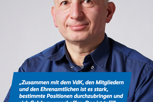 Thomas Kaul Das Bild zeigt ein Portraitfoto von Thomas Kaul und das Zitat „Zusammen mit dem VdK, den Mitgliedern und den Ehrenamtlichen ist es stark, bestimmte Positionen durchzubringen, sich Gehör zu verschaffen. Das ist toll!“. Am oberen Bildrand sind das VdK-Logo und das Logo der Aktion Alles geht zusammen.