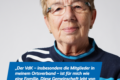 Gunda Menkens Das Bild zeigt ein Portraitfoto von Gunda Menkens und das Zitat "Der VdK, besonders meine Mitglieder im Ortsverband, ist eigentlich wie eine Familie. Die Gemeinschaft ist ein großer Zusammenhalt.". Am oberen Bildrand sind das VdK-Logo und das Logo der Aktion Alles geht zusammen.
