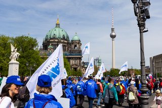  Teilnehmende der Demo des VdK Berlin-Brandenburg vor dem Berliner Dom am 5. Mai 2023, im Hintergrund ist der Berliner Fernsehturm zu sehen
