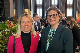VdK-Präsidentin Verena Bentele steht neben der neuen BSG-Präsidentin Dr. Christine Fuchslos. 