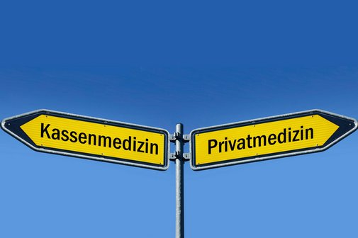 Systeme gesetzliche und private Krankenversicherung Die Bildmontage zeigt Wegweiser mit der Aufschrift "Kassenmedizin" und "Privatmedizin"