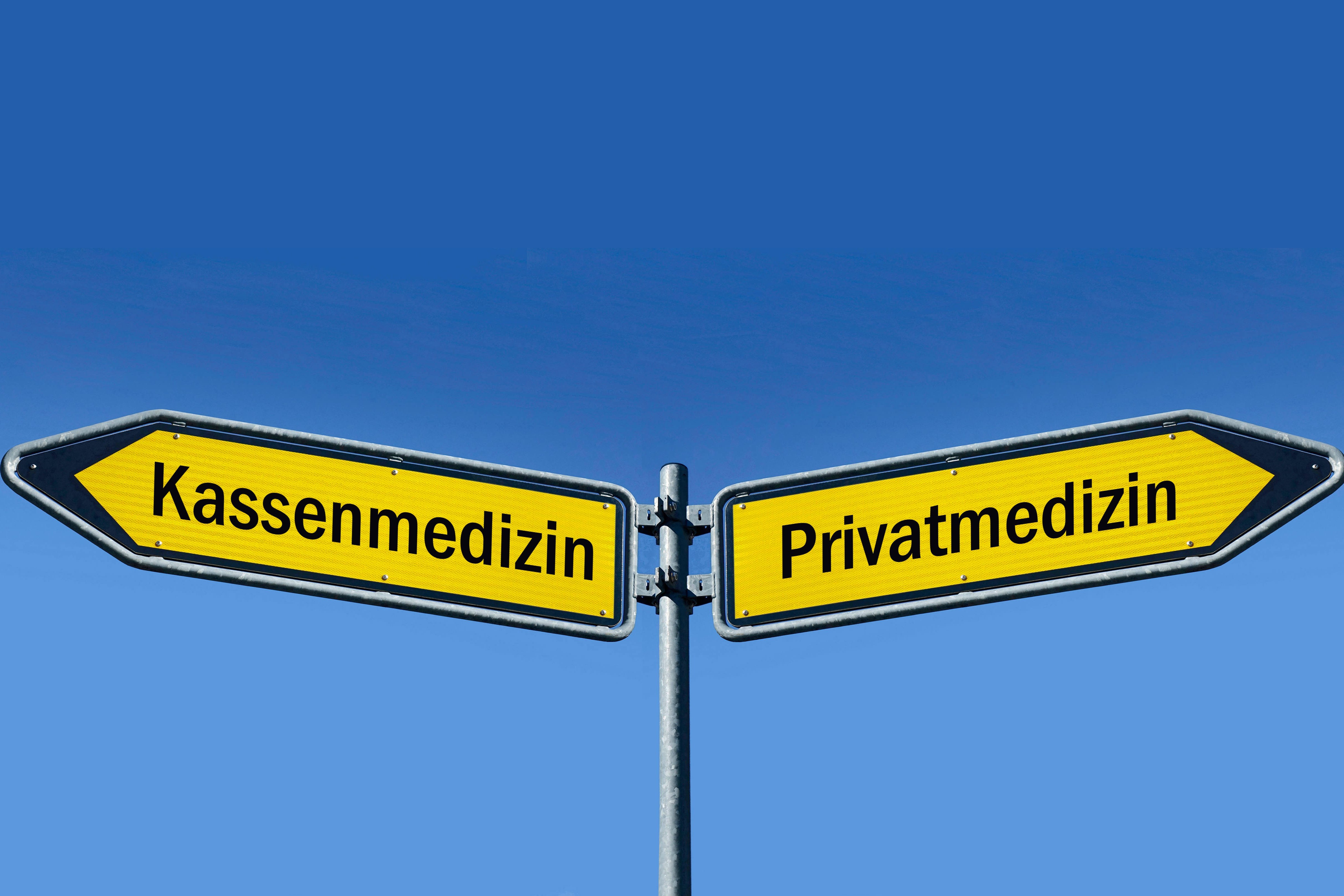 Systeme gesetzliche und private Krankenversicherung Die Bildmontage zeigt Wegweiser mit der Aufschrift "Kassenmedizin" und "Privatmedizin"