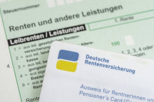 Rente und Steuererklärung Ein Steuerformular "Renten und andere Leistungen", darauf liegt ein Brief mit dem Logo der Deutschen Rentenversicherung