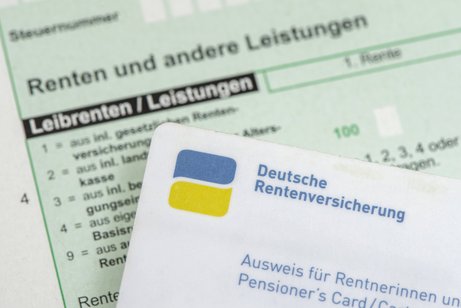 Rente und Steuererklärung Ein Steuerformular "Renten und andere Leistungen", darauf liegt ein Brief mit dem Logo der Deutschen Rentenversicherung