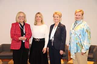 Gruppenfoto mit (von links):Dr. Irmgard Stippler, Vorsitzende des Vorstands AOK Bayern, Verena Bentele, VdK-Präsidentin, Generaloberin Edith Dürr, Vorsitzende des Bayerischen Landespflegerats und Kornelia Schaffhauser.