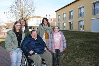 Das Foto zeigt das Team des Büro für leichte Sprache in Straubing. Es sind vier Frauen und ein Mann im Rollstuhl.