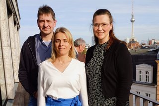 Thomas Flügge, Verena Bentele und Andrea Nacke auf dem Balkon der VdK-Bundesgeschäftsstelle