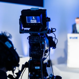 Fernsehkamera zeichnet Pressekonferenz des VdK NRW auf.