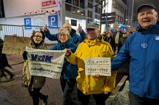 Ehrenamtliche demonstrieren in Mönchengladbach gegen Rechts