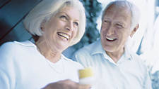 Symbolfoto: Ein Seniorenpaar gemeinsam lachend