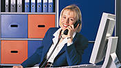 Symbolfoto: Eine Frau im Büro telefoniert