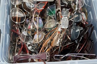 Sammlung von nicht mehr genutzten Brillen und Hörgeräten