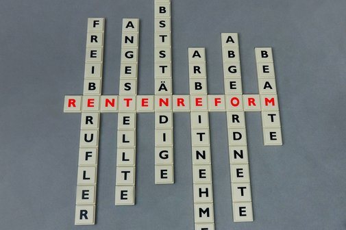 Rentenversicherung für alle Quer liegende Scrabble-Buchstaben bilden das Wort Rentenreform, längst liegen mehrere andere Wörter wie Freiberufler, Beamte, Selbstständige, Angestellte, Arbeitnehmer