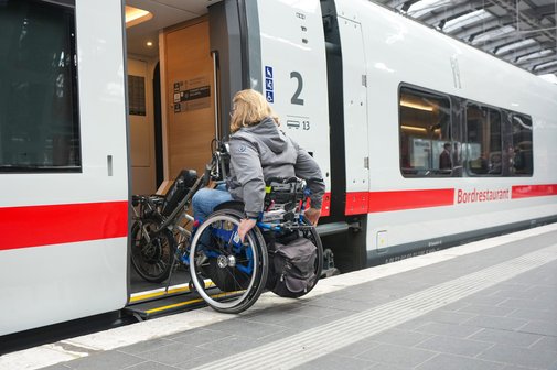 Barrierefreier ICE L Eine Rollstuhlfahrerin testet den stufenlosen Einstig zum Wagen für mobilitätseingeschränkte Reisende während der Präsentation des ICE L am 17.10.2025 im Berliner Ostbahnhof.