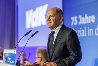 Olaf Scholz steht am Rednerpult, hält eine Rede