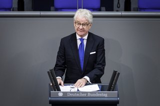 Marcel Reif steht bei seiner Rede zum Holocaust-Gedenktag in Deutschen Bundestag am Rednerpult.