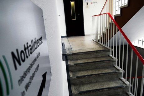 Notfalldienstpraxis der KVWL am Klinikum in Dortmund, vor dem Eingang ist eine Treppe, der Zugang ist nicht barrierefrei erreichbar.