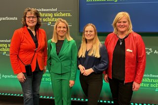 Gruppenfoto auf der Grünen Woche: Juliane Vees, Verena Bentele, Maria Müller und Christine Reitelshöfer. 